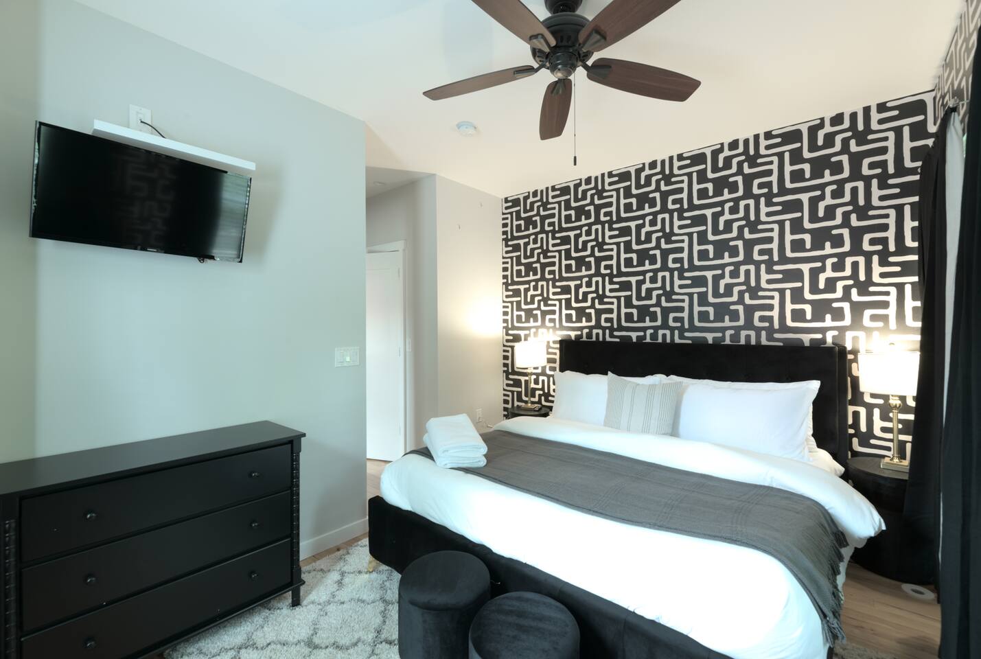 Upscale Old Town Retreat | Walk to King St Metro