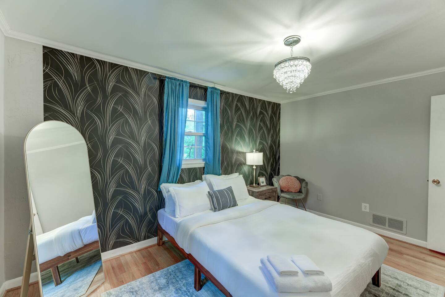 Arlington Beautiful Home | Sleeps 10 with Firepit