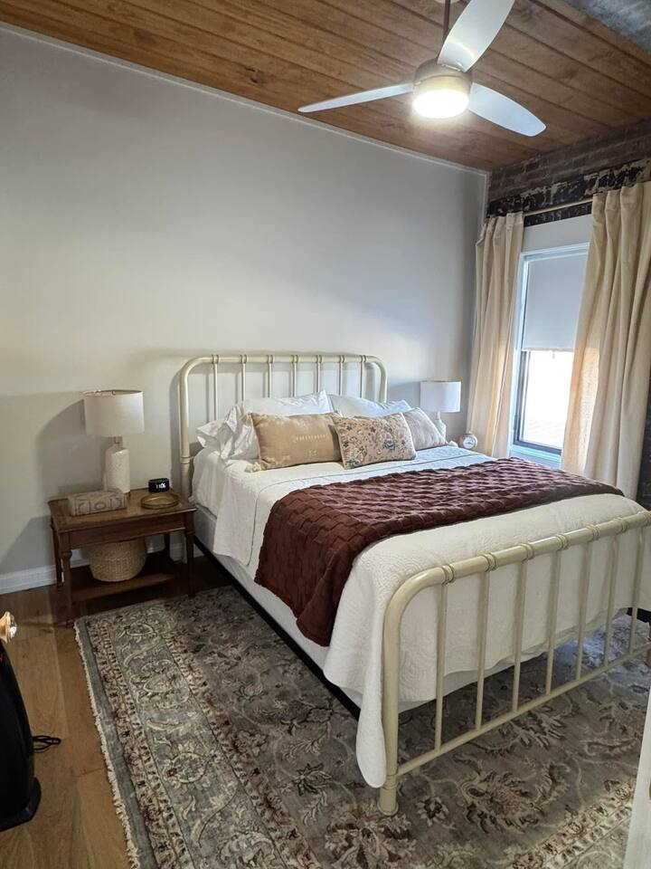 The Alexander Hotel - The Haleigh Suite- 1BR/1Bath