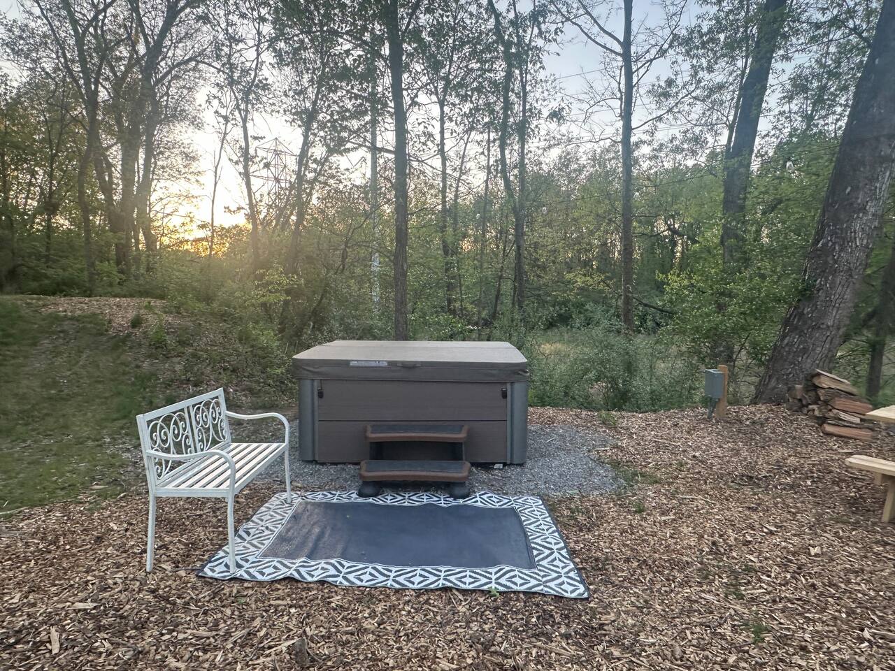Camp in quiet w/ Spa Lake Pool