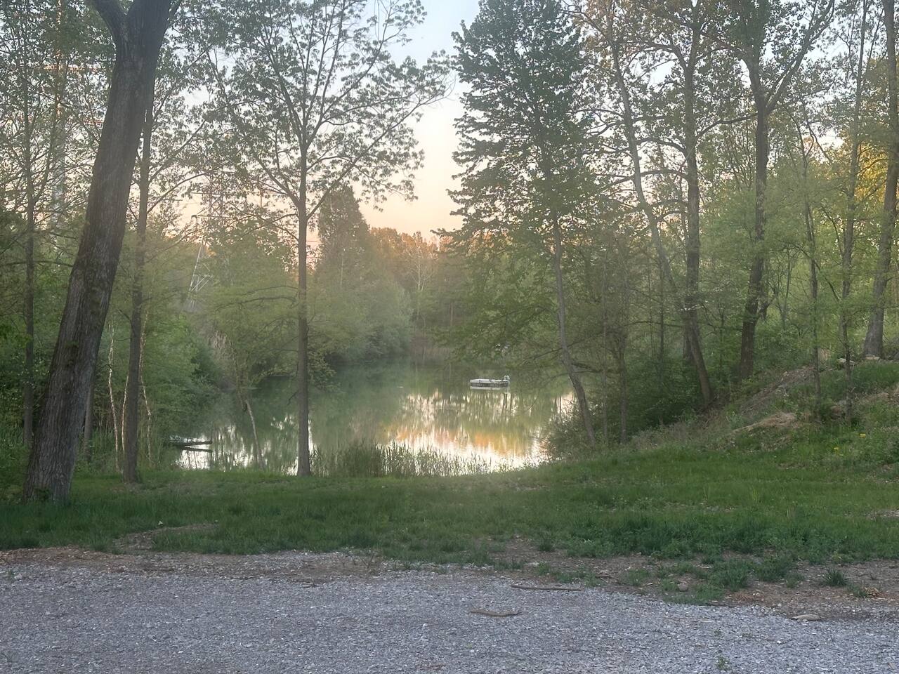 Camp in quiet w/ Spa Lake Pool