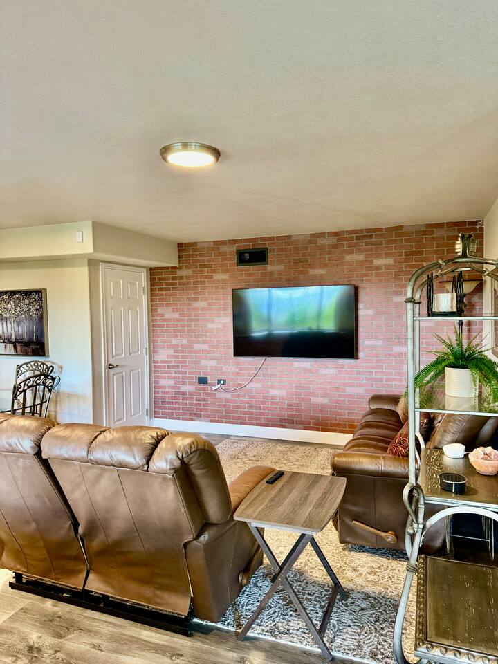 Hilltop Hideaway~Brand New~Amazing Views