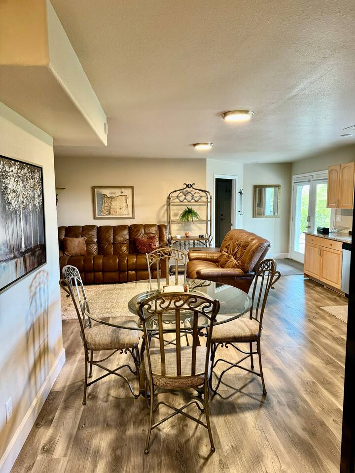 Hilltop Hideaway~Brand New~Amazing Views