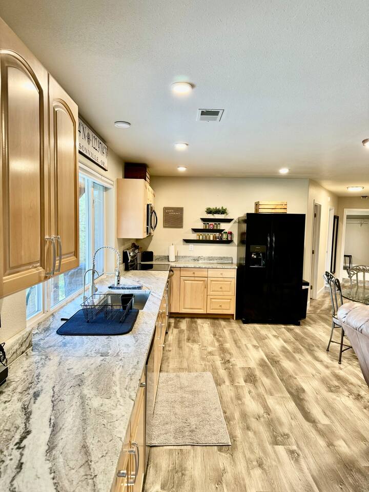 Hilltop Hideaway~Brand New~Amazing Views