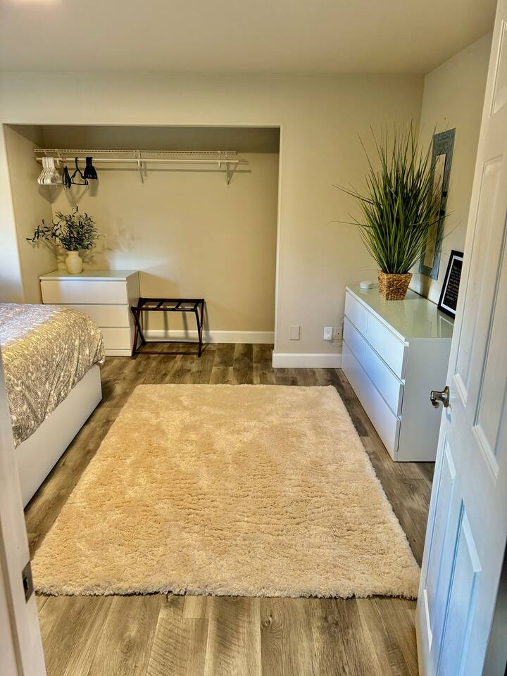 Hilltop Hideaway~Brand New~Amazing Views