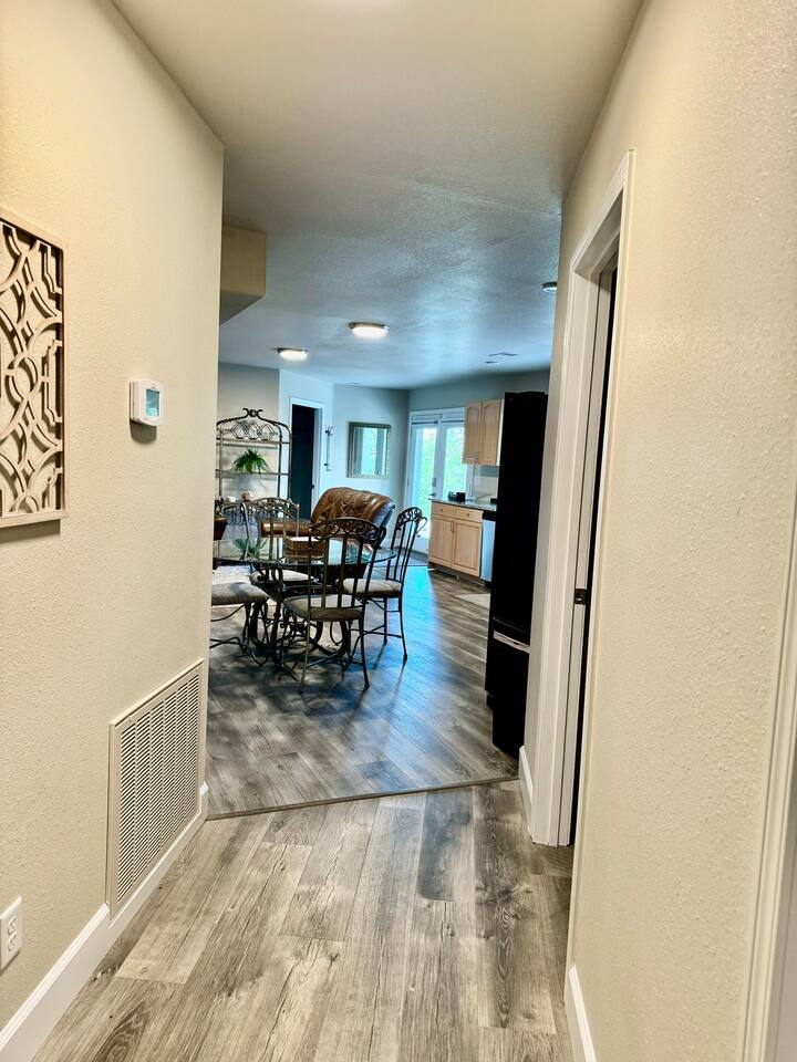 Hilltop Hideaway~Brand New~Amazing Views