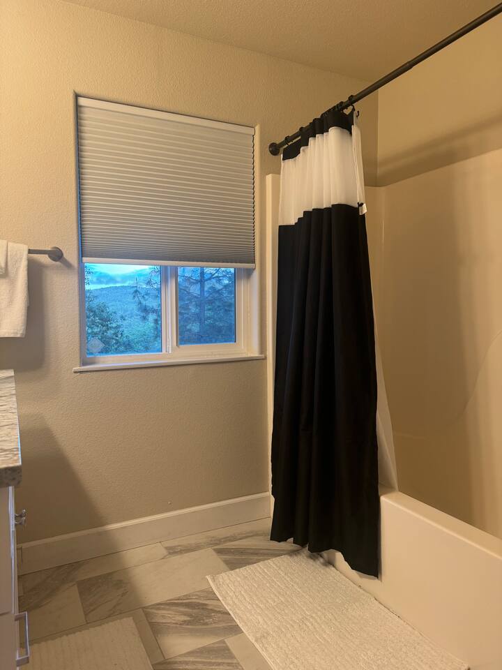Hilltop Hideaway~Brand New~Amazing Views