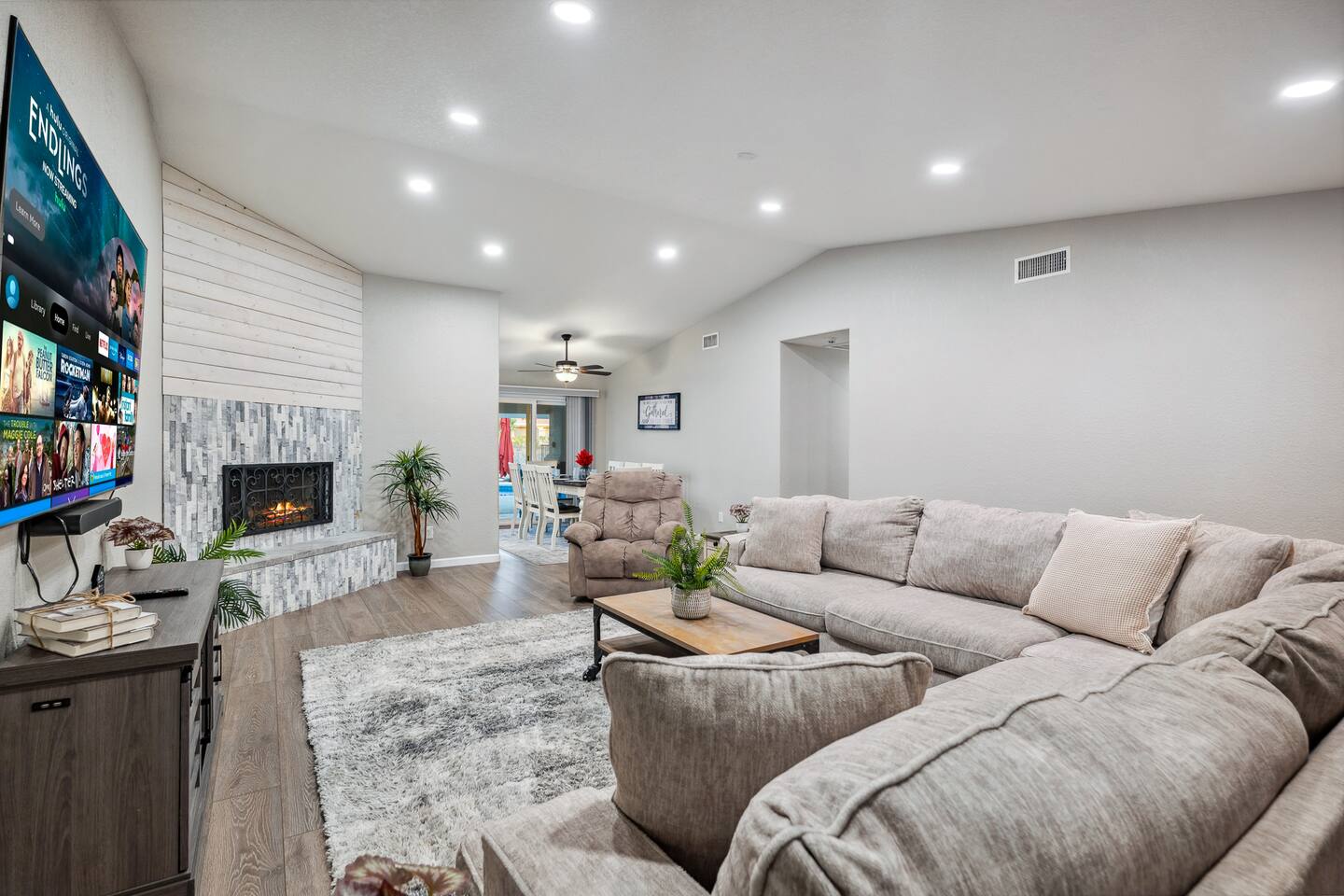 Arcade | Pool | Putt-Putt | Firepit | Sleeps 12