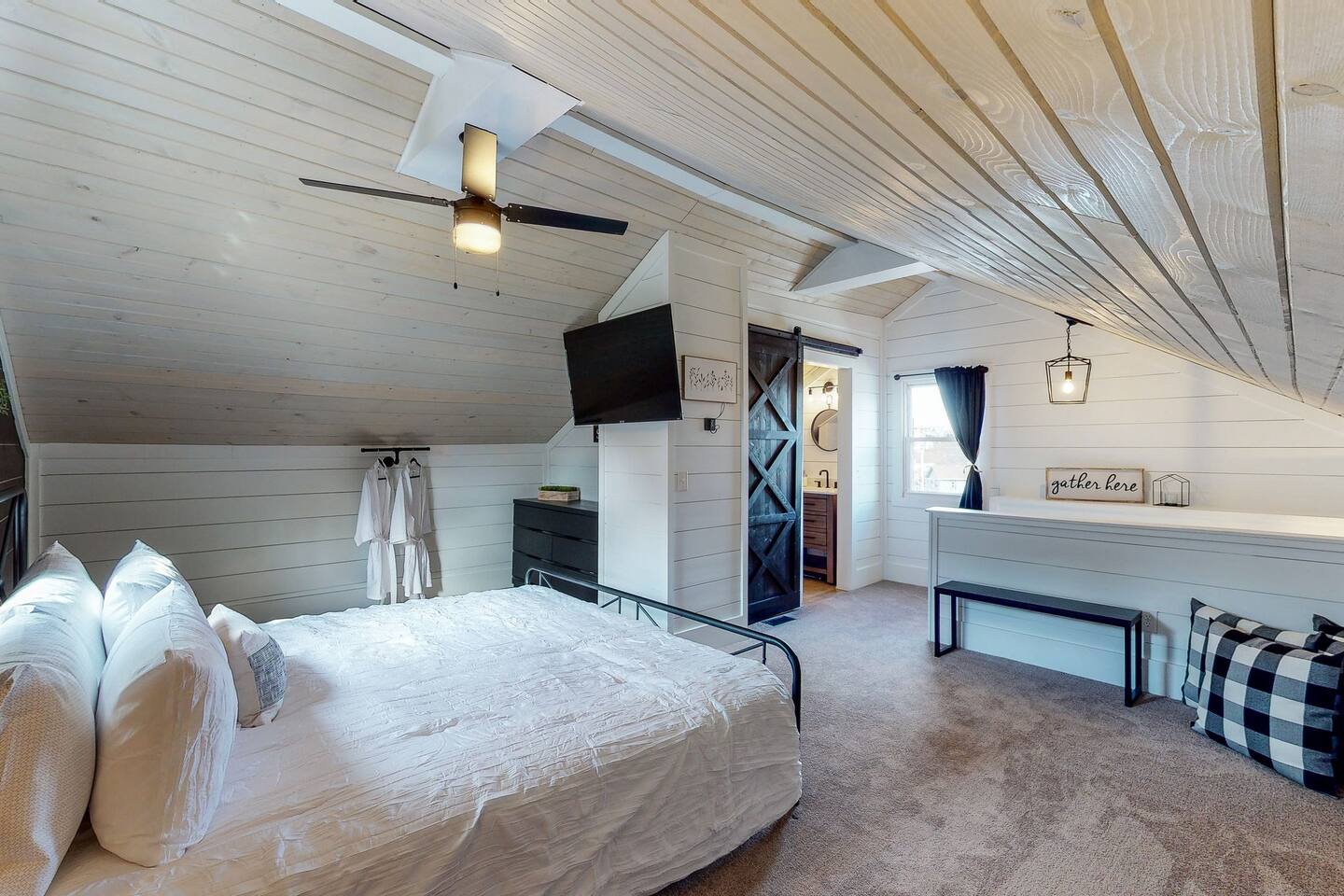 The Towpath Retreat-A Cozy Farmhouse Stay
