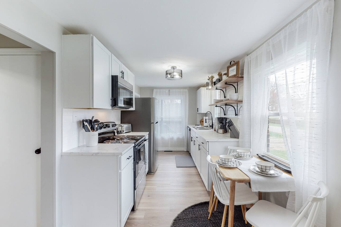 Touchdown Bungalow-Charming HOF Village Home