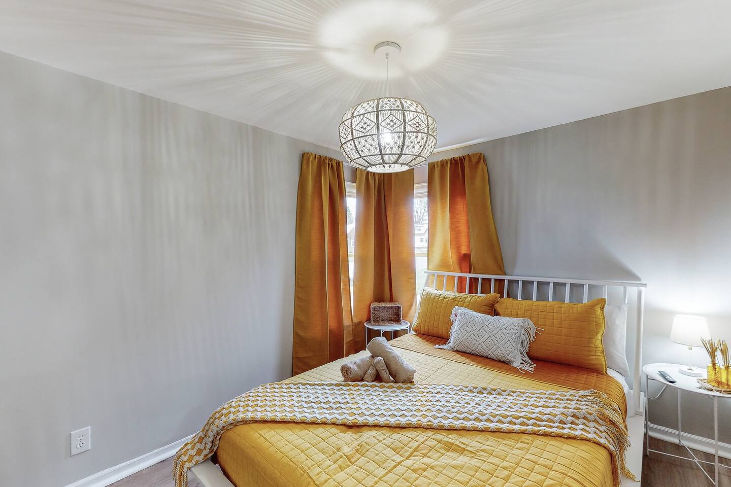 Touchdown Bungalow-Charming HOF Village Home