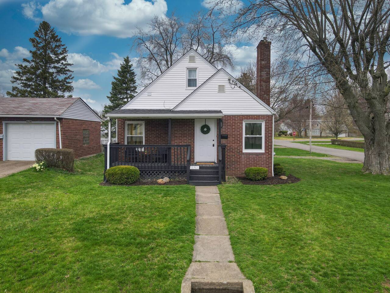 Touchdown Bungalow-Charming HOF Village Home