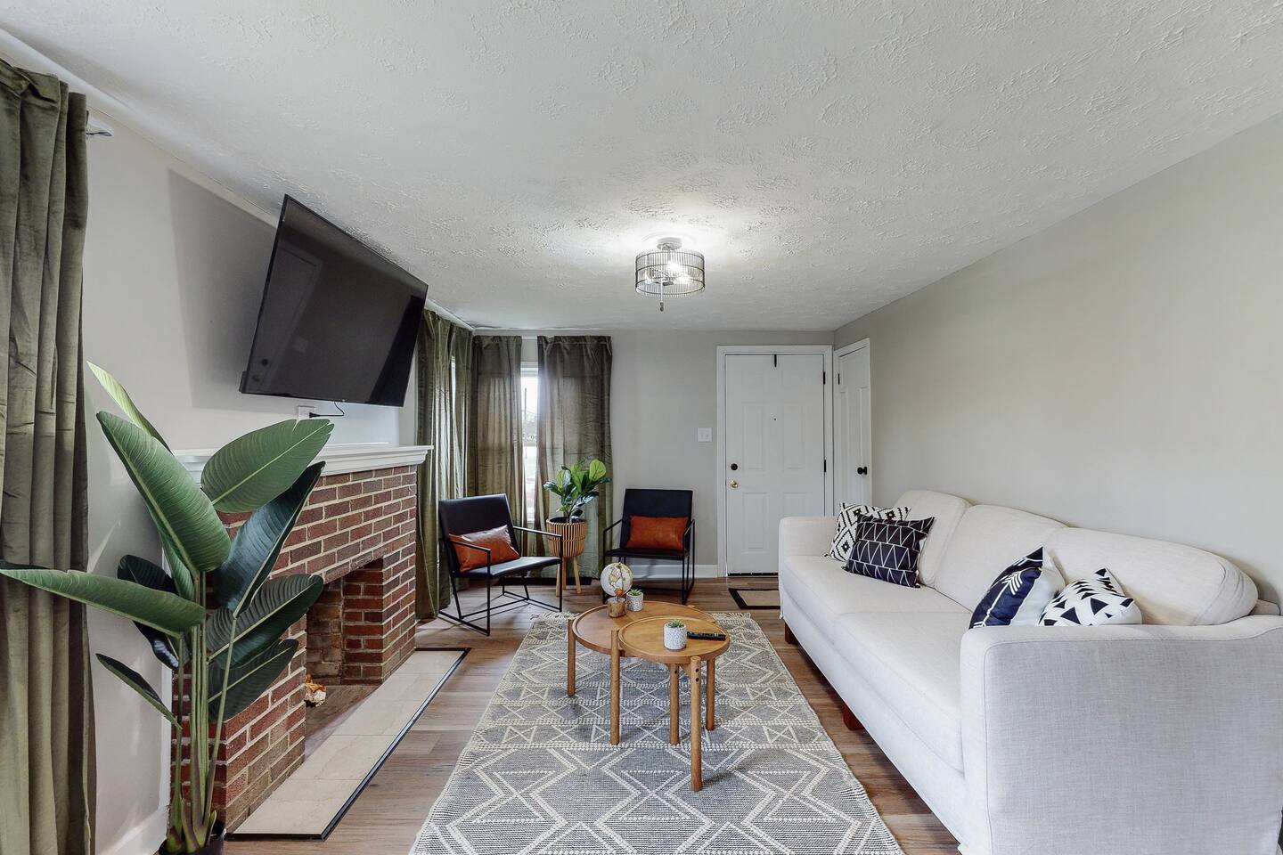 Touchdown Bungalow-Charming HOF Village Home
