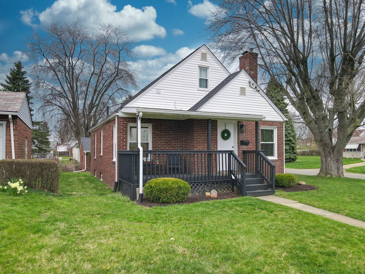 Touchdown Bungalow-Charming HOF Village Home
