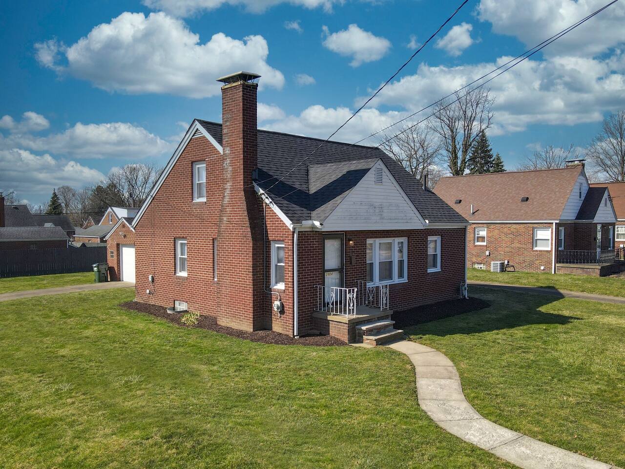 End Zone Escape-Light and Bright HOF Village Home