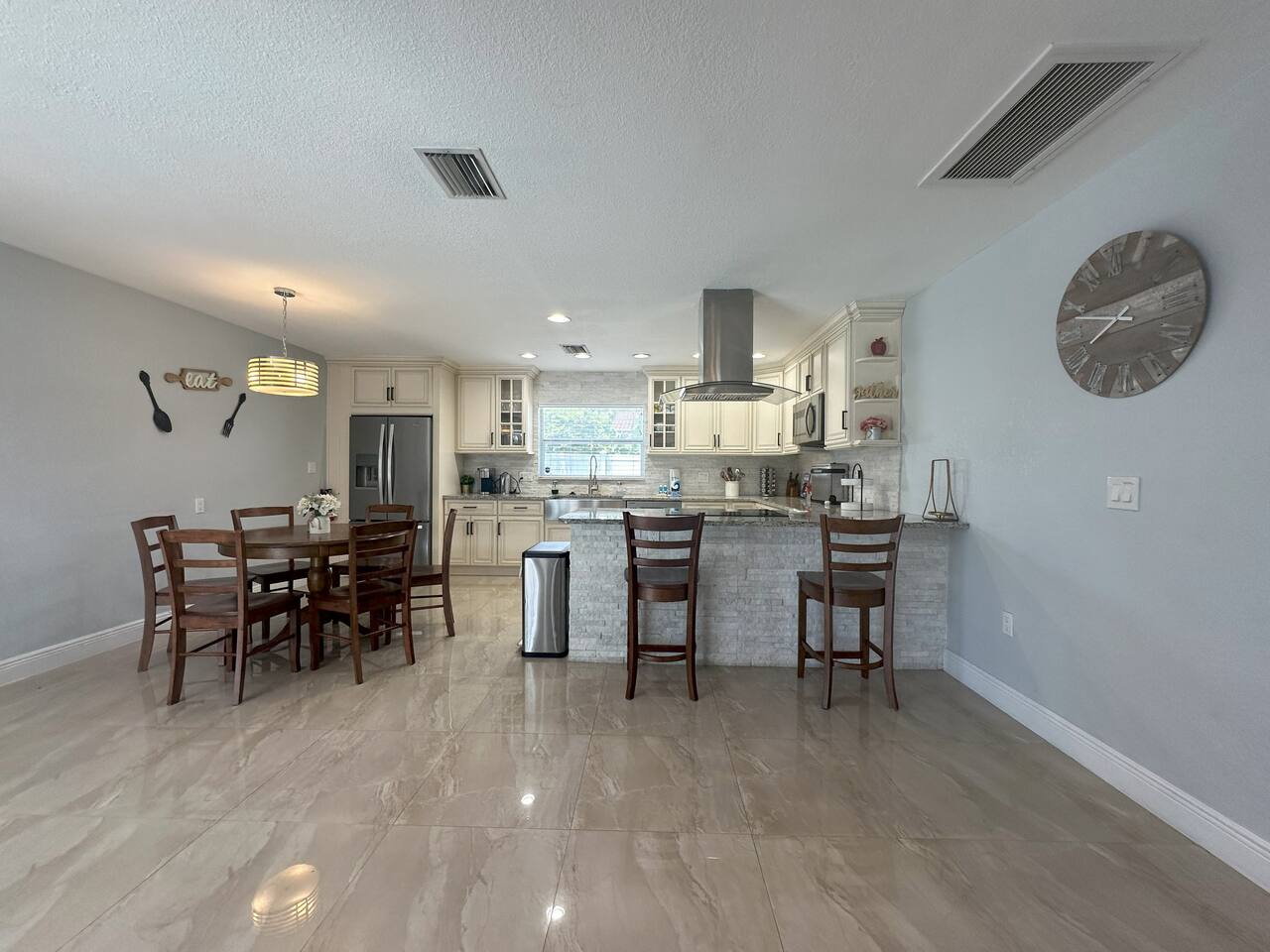 HUGE POOL/LANAI-DART BOARD-NEAR BEACH/BOTANICAL GARDEN/LAKE/PARKS/SHOPPING MALL!