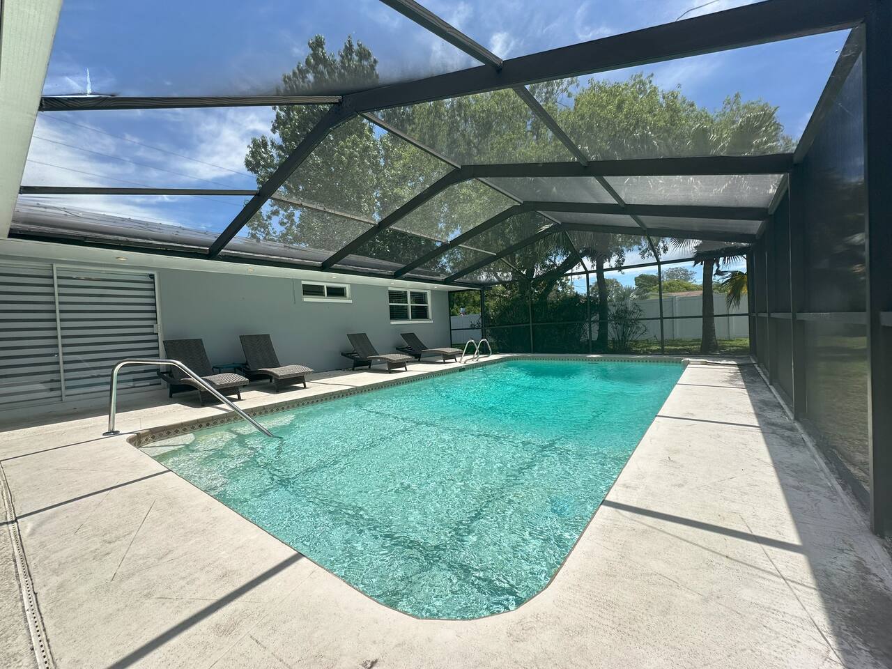 HUGE POOL/LANAI-DART BOARD-NEAR BEACH/BOTANICAL GARDEN/LAKE/PARKS/SHOPPING MALL!