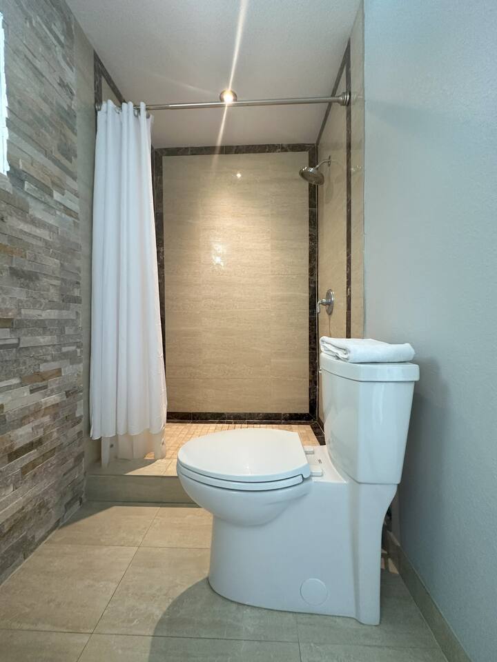 HUGE POOL/LANAI-DART BOARD-NEAR BEACH/BOTANICAL GARDEN/LAKE/PARKS/SHOPPING MALL!
