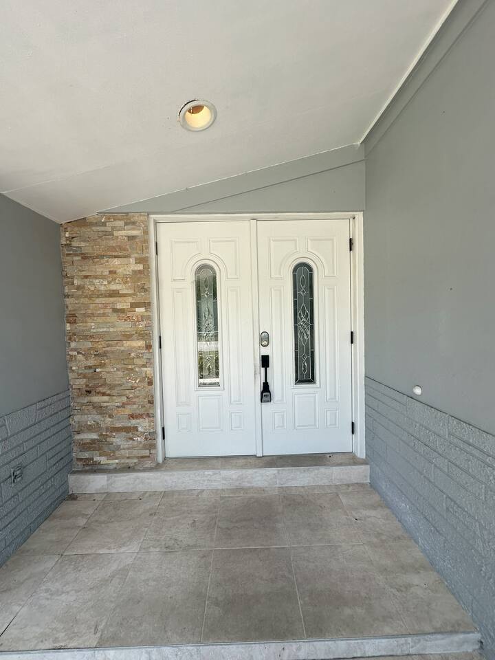 HUGE POOL/LANAI-DART BOARD-NEAR BEACH/BOTANICAL GARDEN/LAKE/PARKS/SHOPPING MALL!