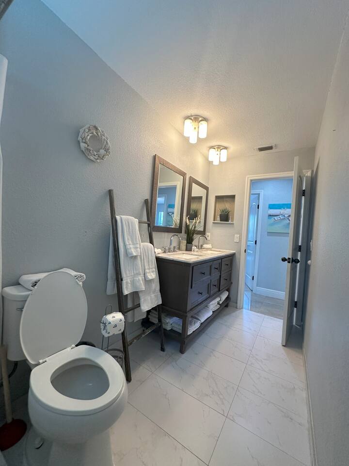 HUGE POOL/LANAI-DART BOARD-NEAR BEACH/BOTANICAL GARDEN/LAKE/PARKS/SHOPPING MALL!