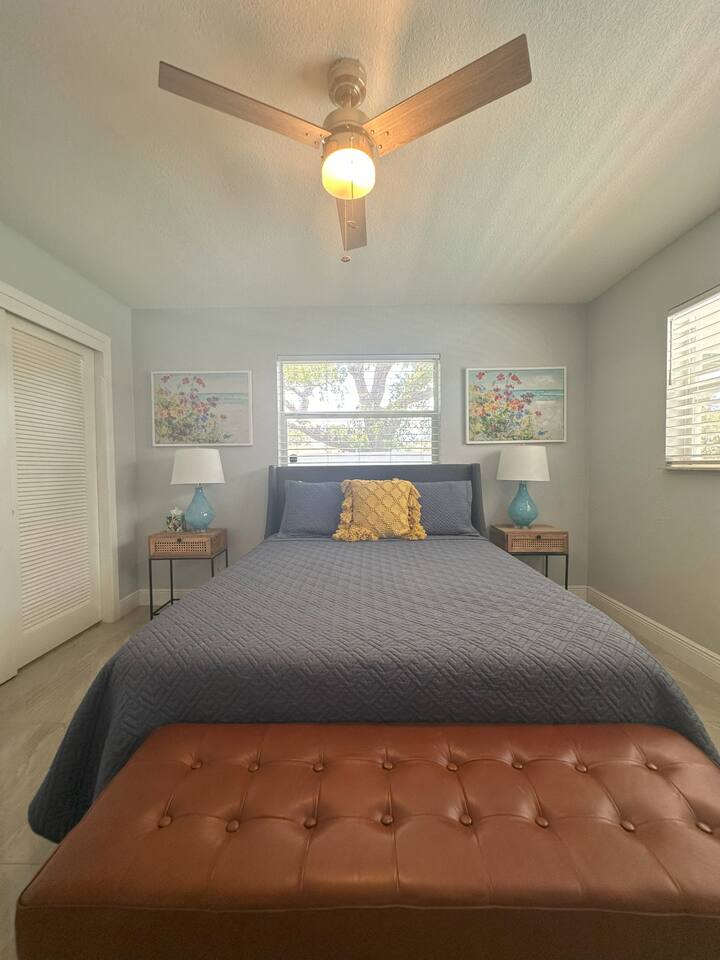 HUGE POOL/LANAI-DART BOARD-NEAR BEACH/BOTANICAL GARDEN/LAKE/PARKS/SHOPPING MALL!