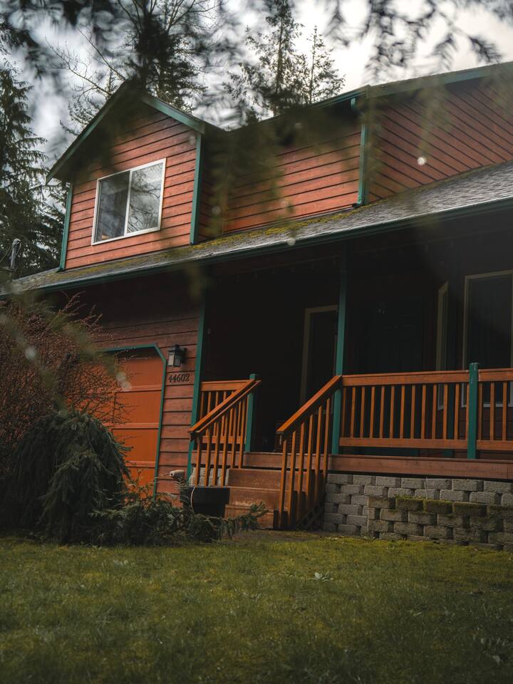Evergreen Escape •Hot Tub •Sauna •AC •Workspace!