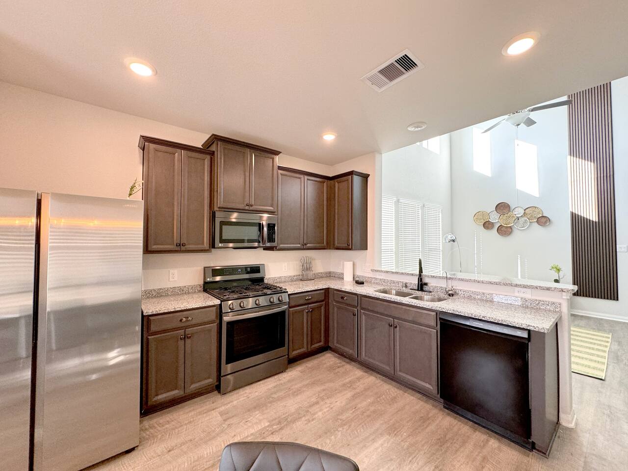 New 5br house with 4 king beds • Hot Tub • Pets OK