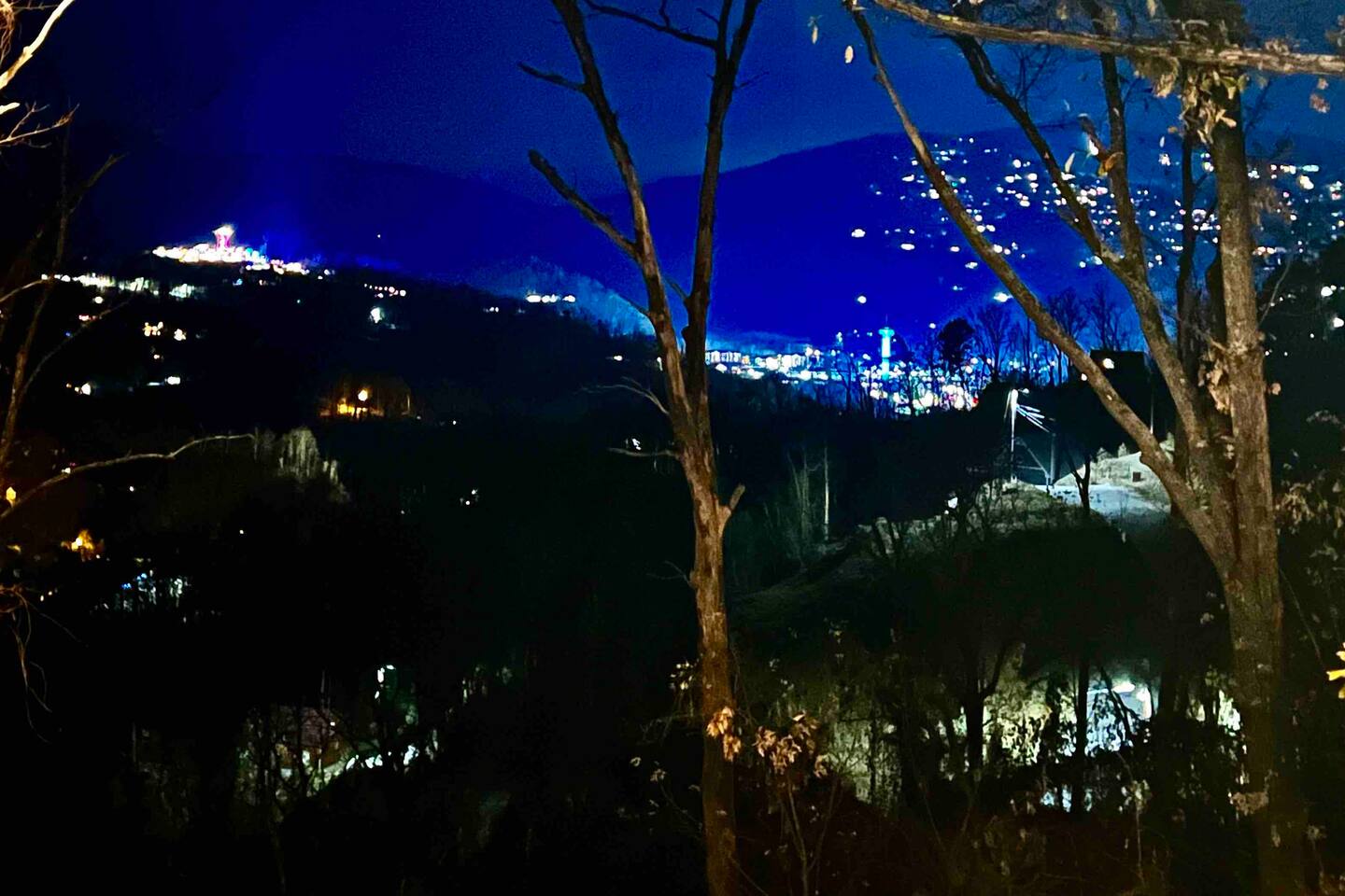 Only 1.8 Miles to Gburg! Downtown VIEWS !  Hot Tub