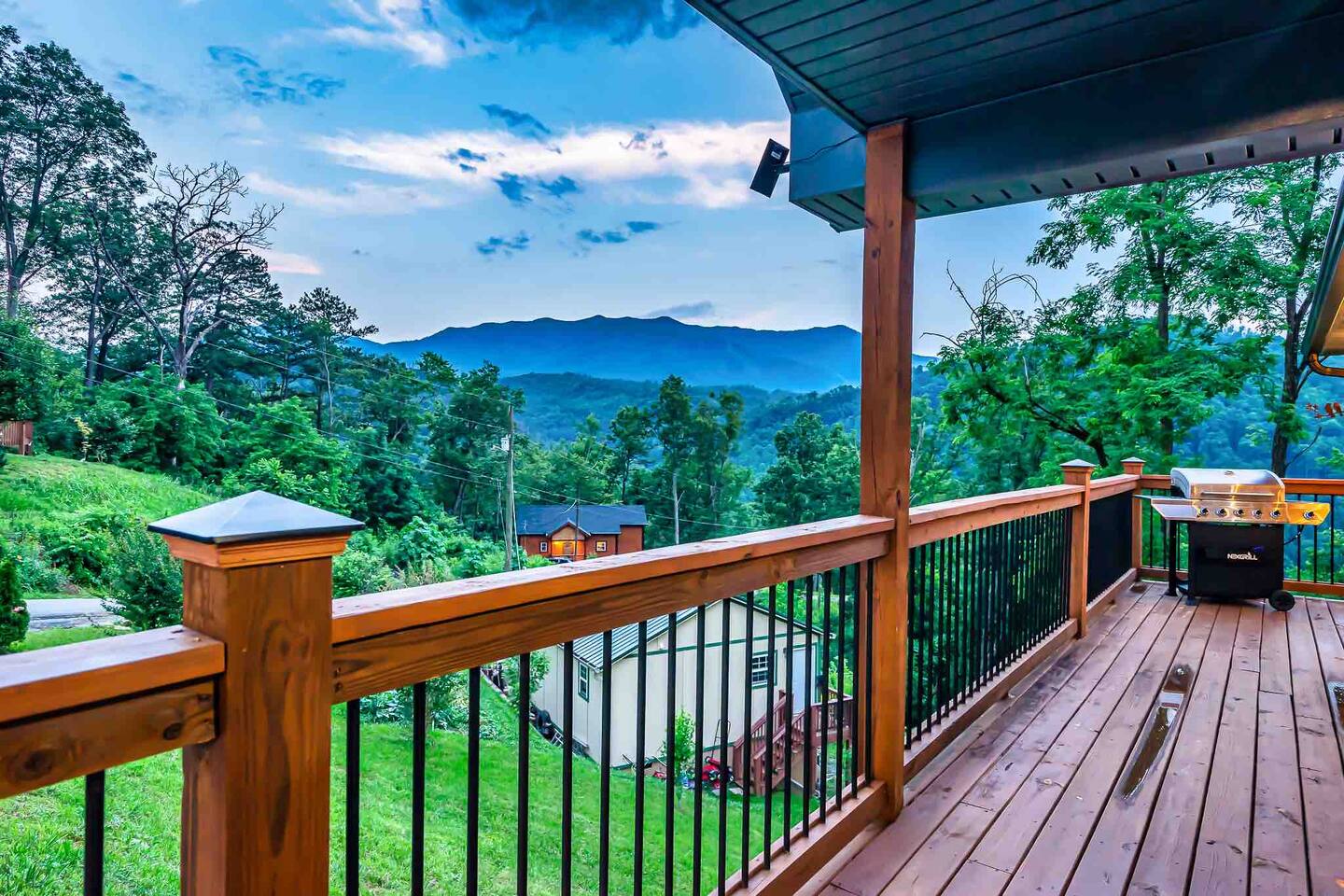 Only 1.8 Miles to Gburg! Downtown VIEWS !  Hot Tub