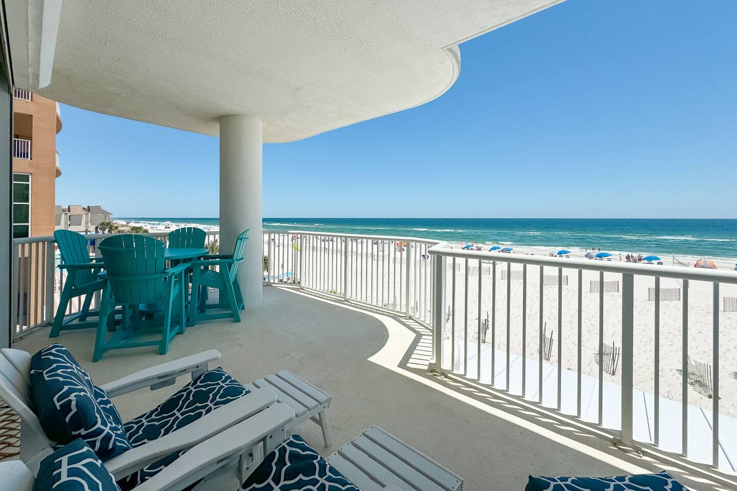 BEACH FRONT~ In/Outdoor Pool ~ Kids Pool & Jacuzzi