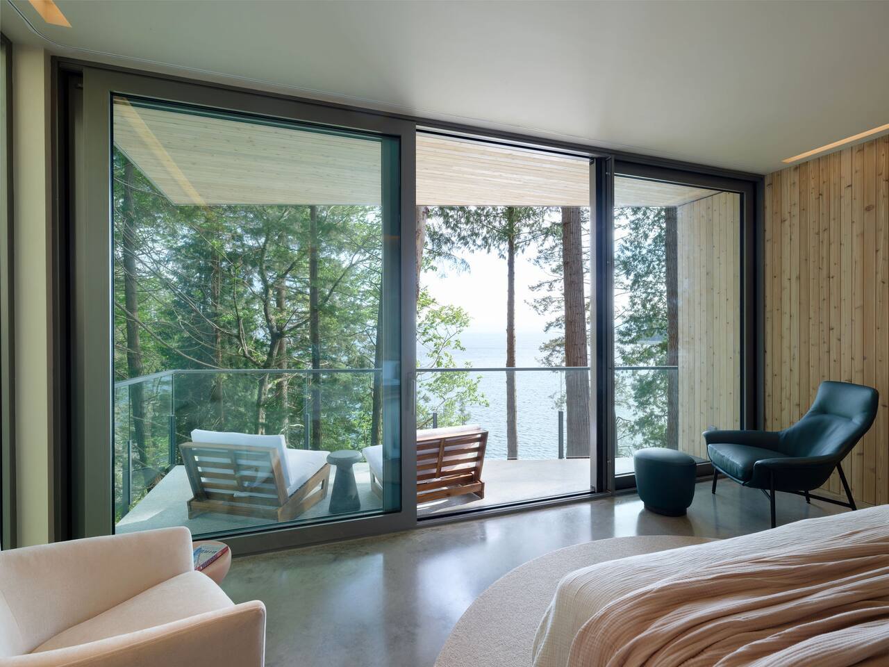Tsuga Beach Inn - Kinnikinnick Suite - Waterfront — Sechelt — vacation rental