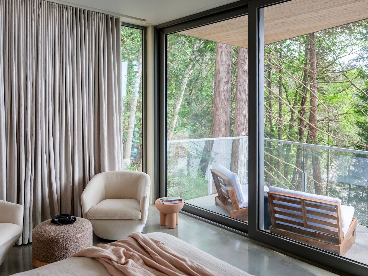 Tsuga Beach Inn - Kinnikinnick Suite - Waterfront