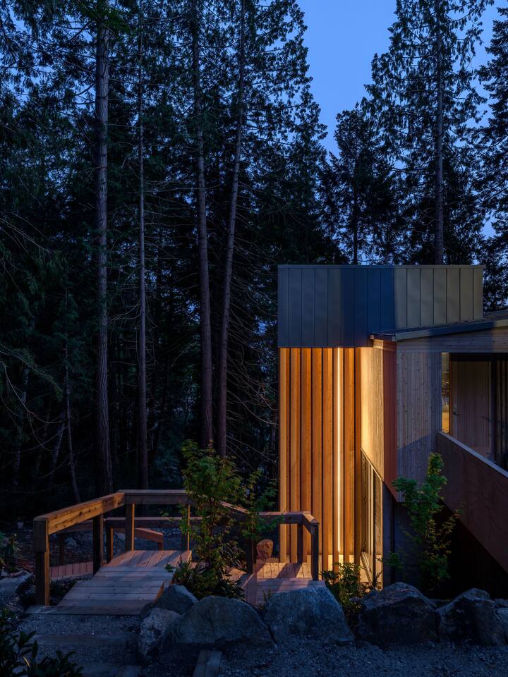 Tsuga Beach Inn - Salal Suite - Waterfront