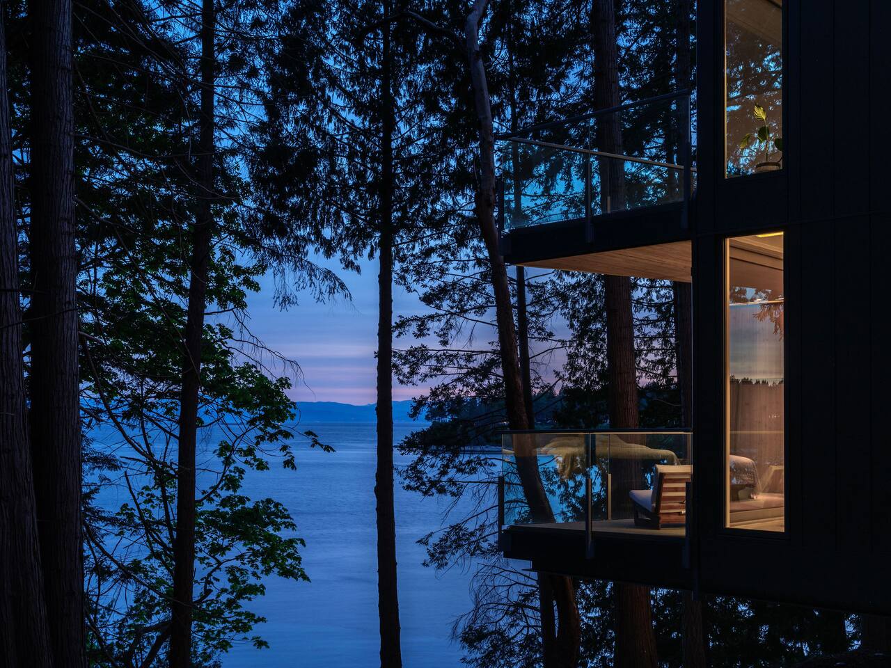 Tsuga Beach Inn - Salal Suite - Waterfront