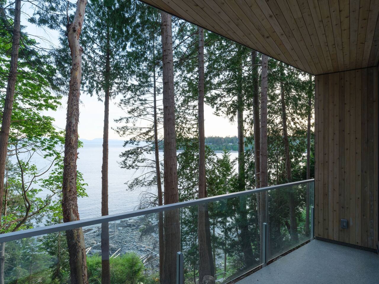 Tsuga Beach Inn - Salal Suite - Waterfront