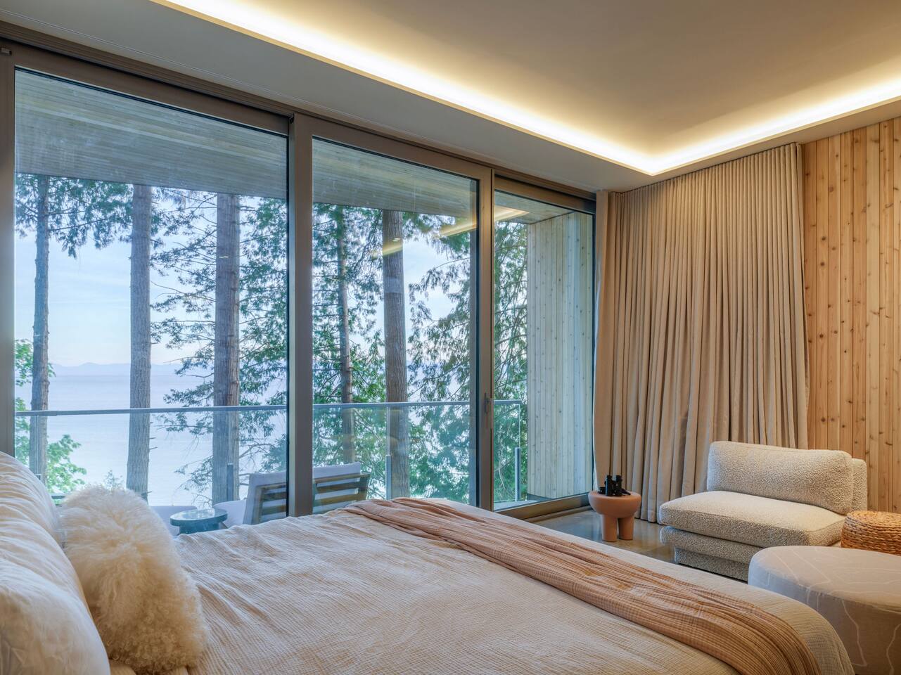 Tsuga Beach Inn - Salal Suite - Waterfront — Sechelt — vacation rental