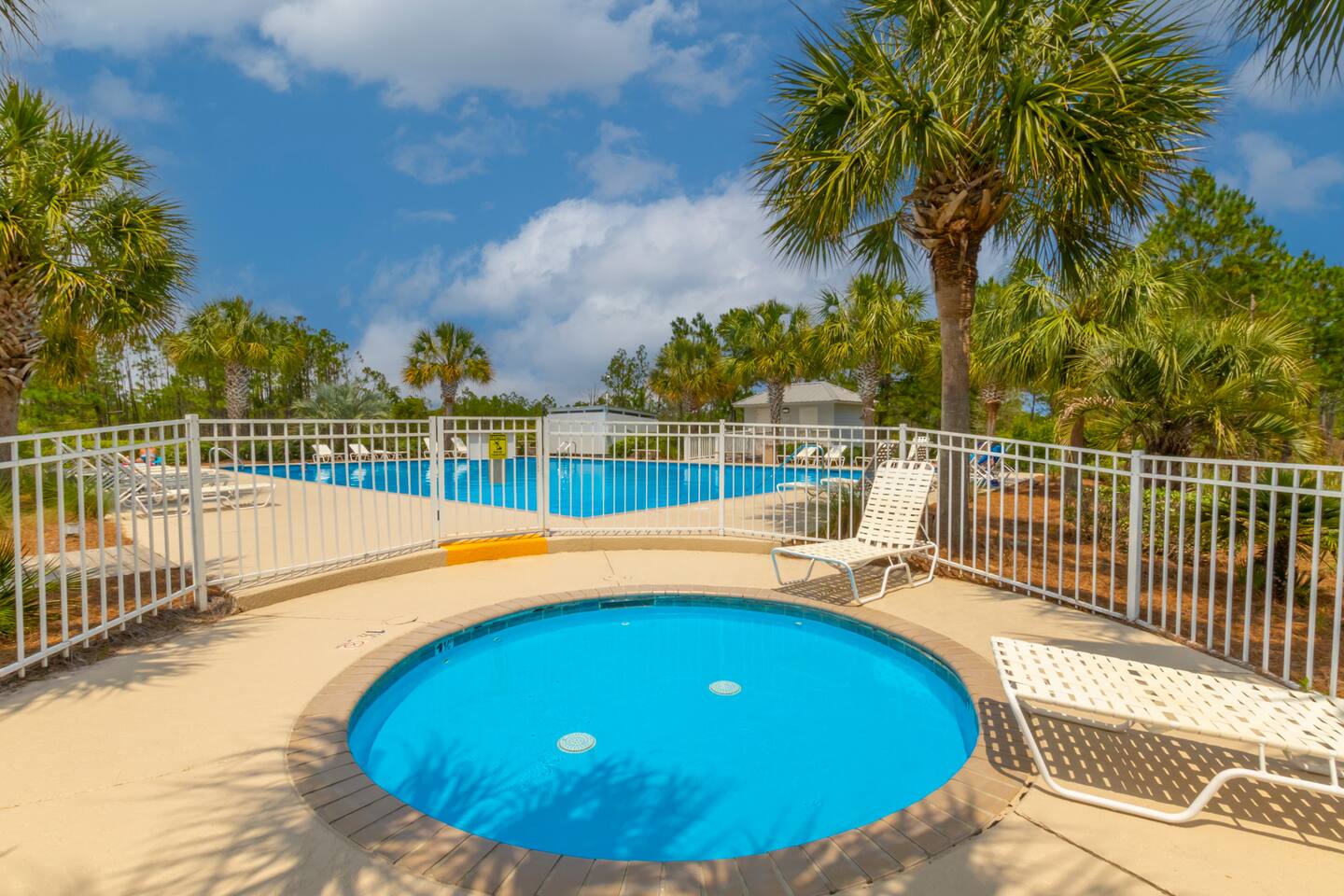 "On Breeze Time" | Steps To Beach*2 Pools*Tennis Courts*Dog Friendly*Morgantown