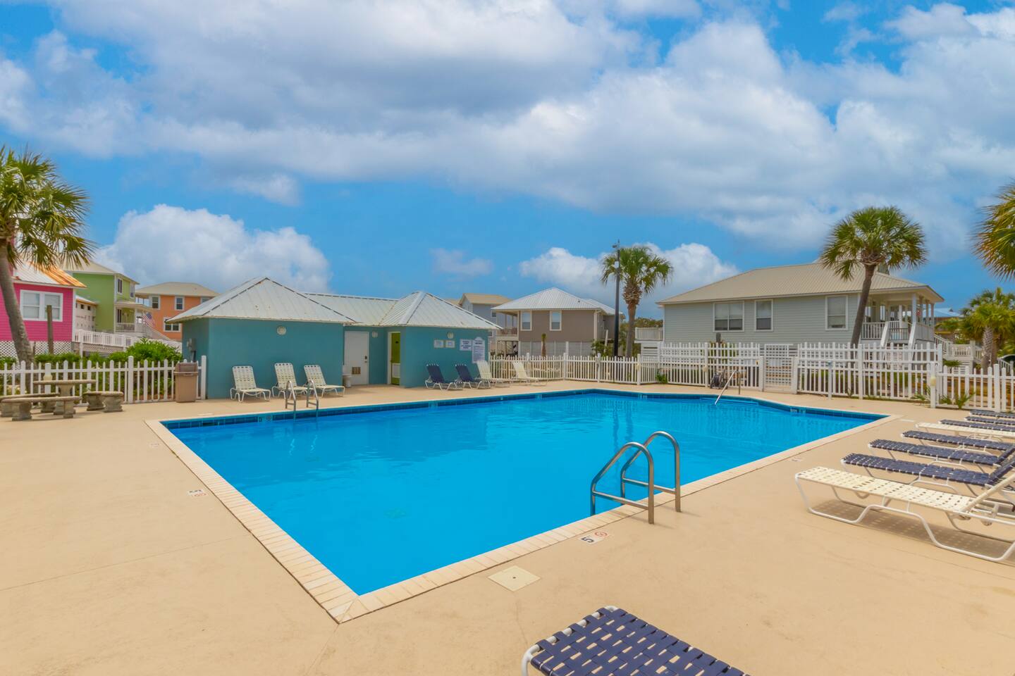 "On Breeze Time" | Steps To Beach*2 Pools*Tennis Courts*Dog Friendly*Morgantown