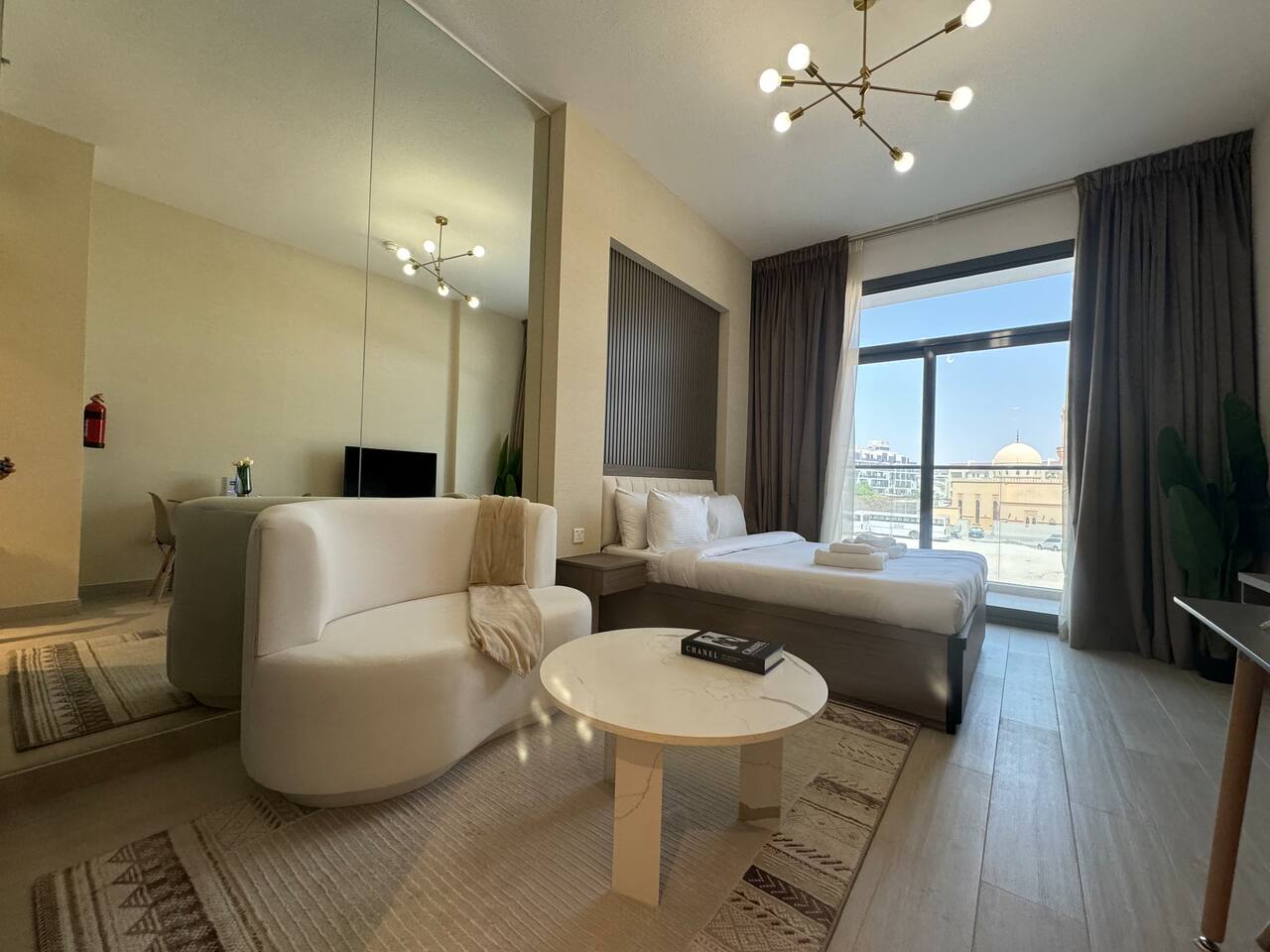 ASHRI HH, STANDARD STUDIO IN STUDIO CITY