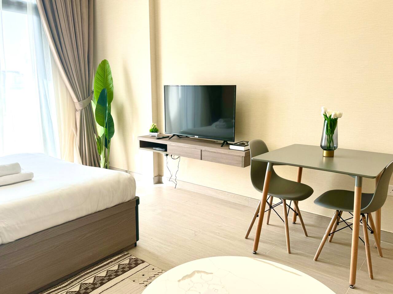 ASHRI HH, STANDARD STUDIO IN STUDIO CITY