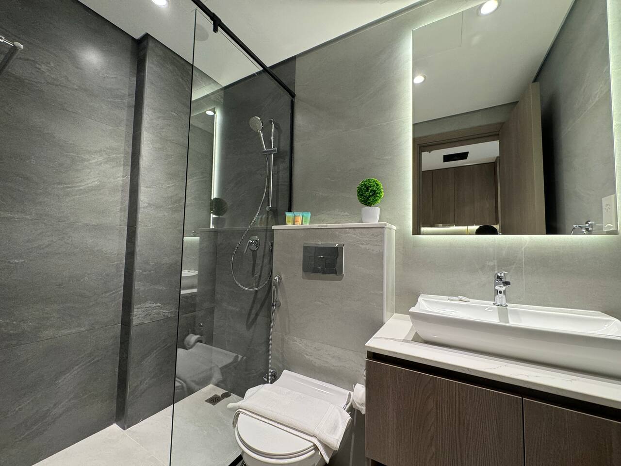 ASHRI HH, STANDARD STUDIO IN STUDIO CITY