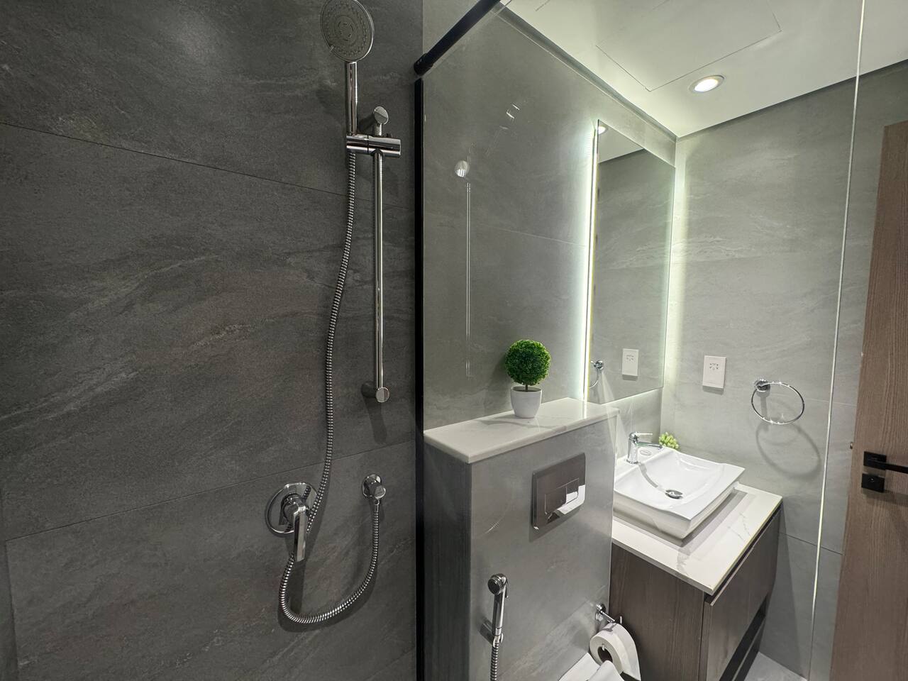 ASHRI HH, STANDARD STUDIO IN STUDIO CITY