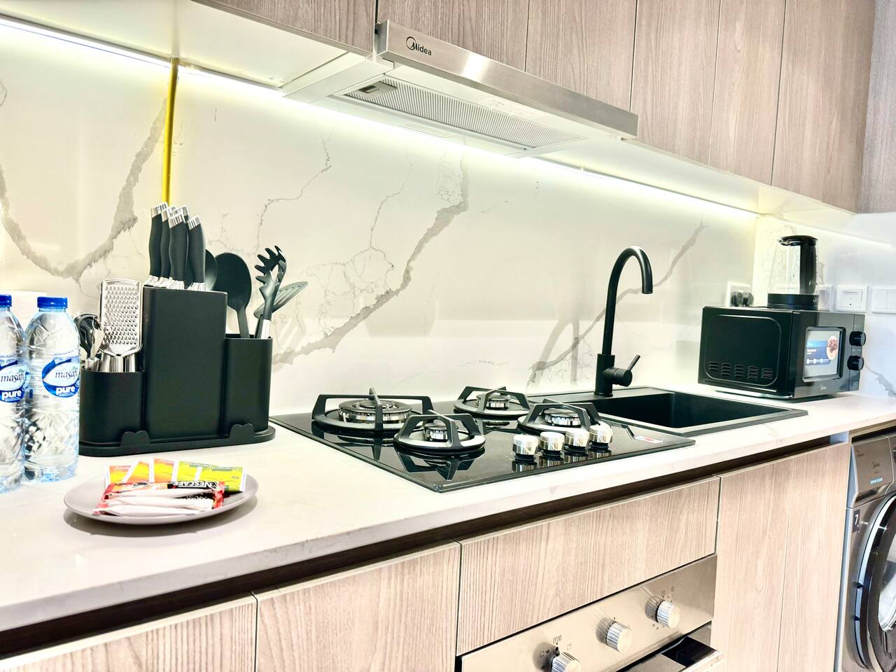 ASHRI HH, STANDARD STUDIO IN STUDIO CITY