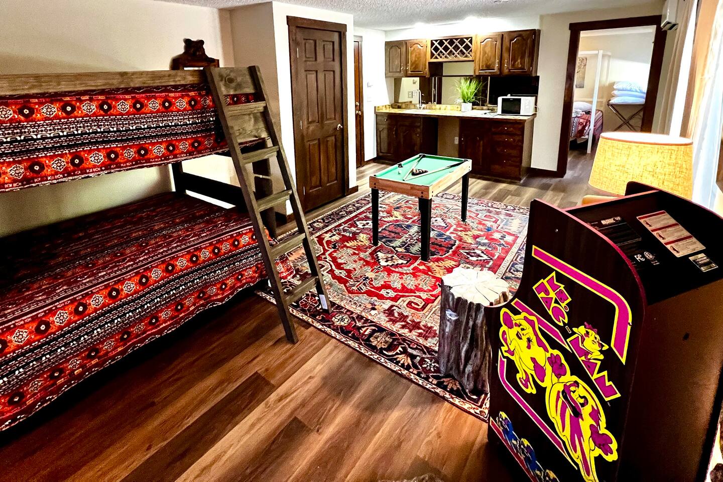Hot Tub+ Fire Pit+ Arcades+7 Beds+ Yard Games
