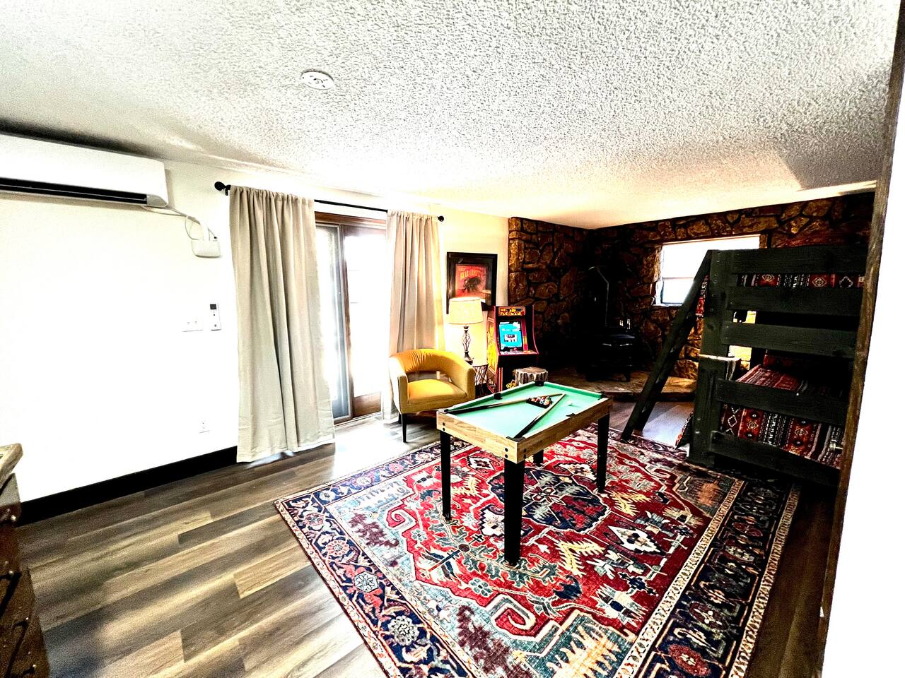 Hot Tub+ Fire Pit+ Arcades+7 Beds+ Yard Games
