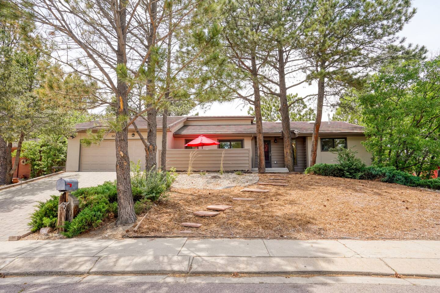 Hot Tub+ Fire Pit+ Arcades+7 Beds+ Yard Games β Colorado Springs β vacation rental