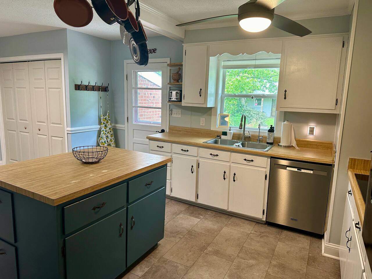 King bed, quiet family neighborhood, great yard