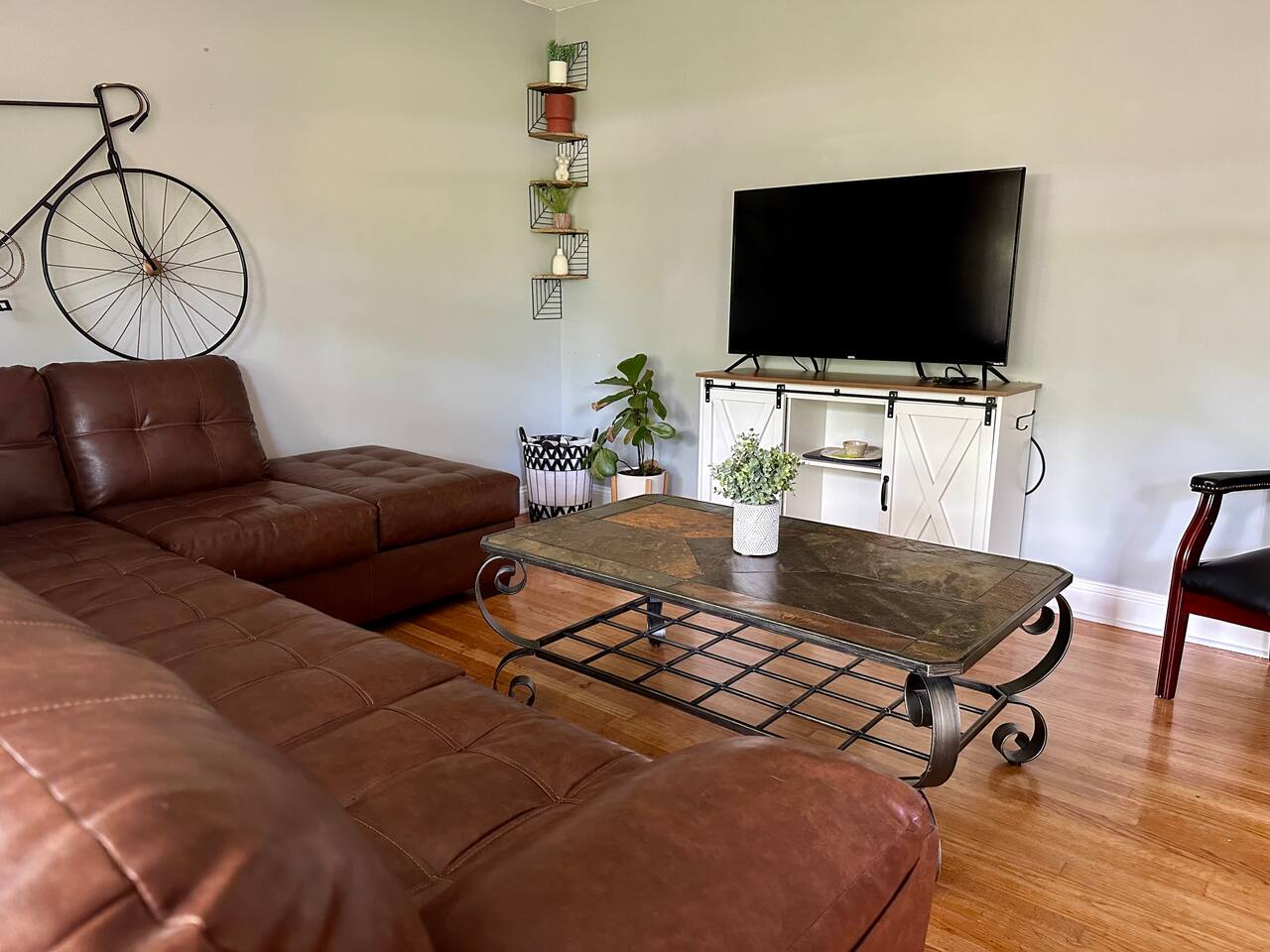 King bed, quiet family neighborhood, great yard