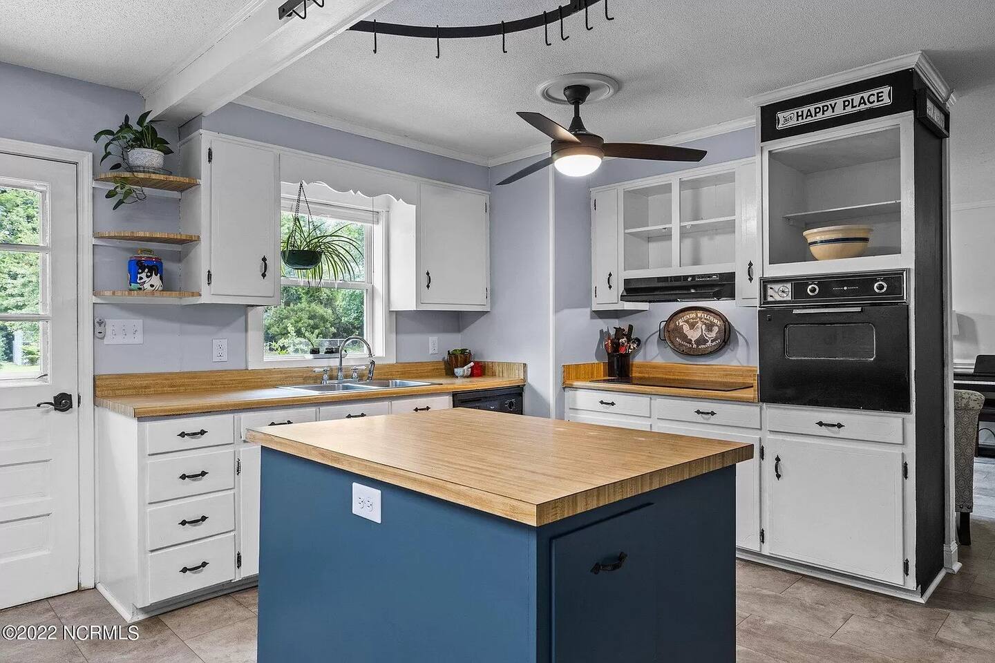 King bed, quiet family neighborhood, great yard