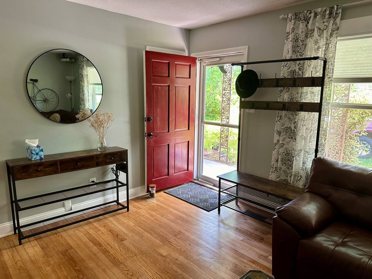 King bed, quiet family neighborhood, great yard